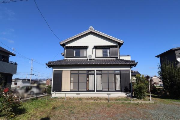 駐車スペースも庭も満足な広大敷地の中古住宅