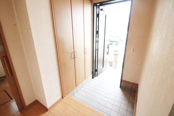 焼津市上小杉の中古一戸建て(玄関)