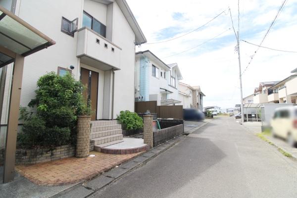 焼津市上小杉の中古一戸建て(前面道路含む現地写真)
