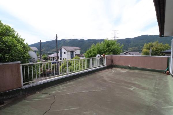 広々とした２Ｆバルコニーと庭が魅力の５部屋２階建て