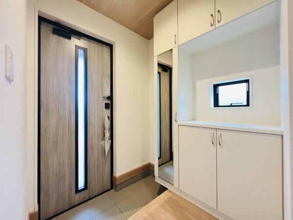 碧南市六軒町2期 1号棟(玄関)