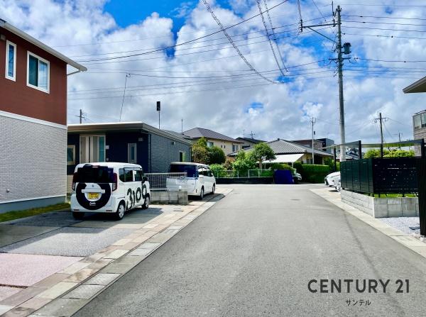 宮崎市月見ケ丘5丁目の中古一戸建て(前面道路含む現地写真)