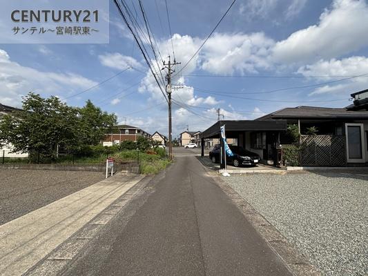 都城市吉尾町の中古一戸建て(前面道路含む現地写真)