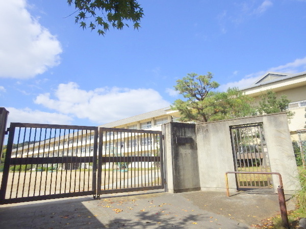 生駒郡斑鳩町龍田３丁目の土地(斑鳩町立斑鳩中学校)