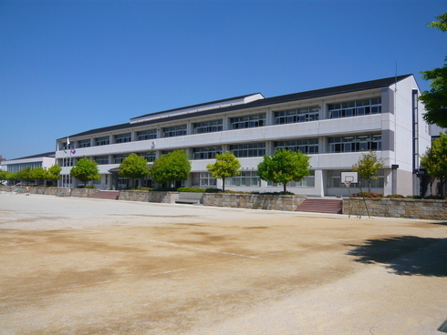 橿原市膳夫町の土地(橿原市立香久山小学校)