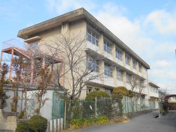 香芝市尼寺３丁目の土地(香芝市立志都美小学校)