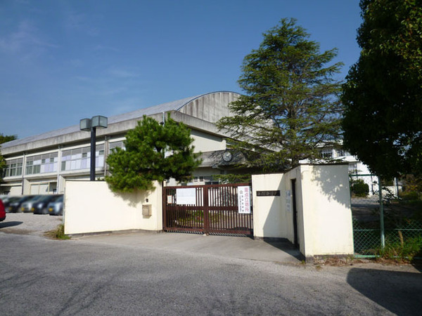 生駒郡平群町若葉台３丁目の土地(平群町立平群中学校)
