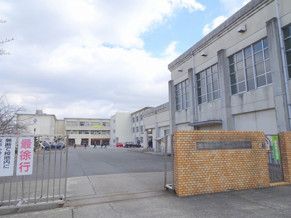 香芝市上中の土地(香芝市立香芝西中学校)