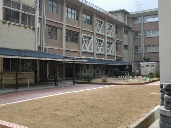 御所市大字東松本の土地(御所市立御所中学校)