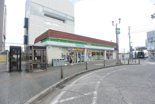 グローリア初穂飯能 3階(ファミリーマート東飯能駅西口店)