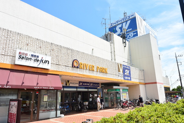 ハイラーク入間　２階角部屋(スーパーバリュー入間春日町店)