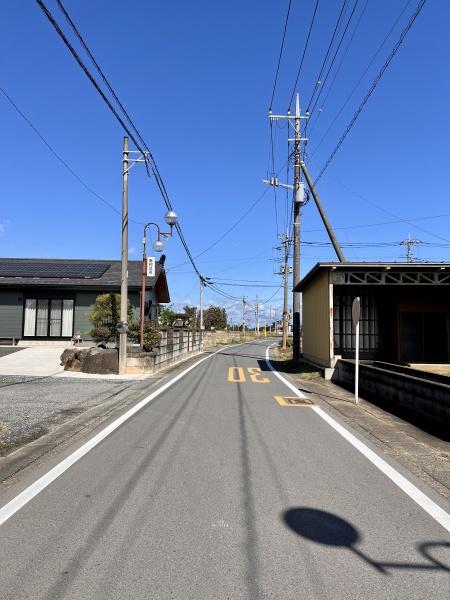 下妻市鯨の中古一戸建て(前面道路含む現地写真)