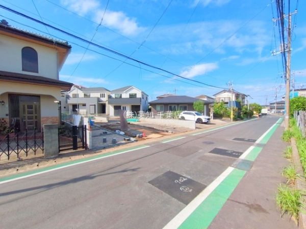 四街道市下志津新田の新築一戸建(前面道路含む現地写真)