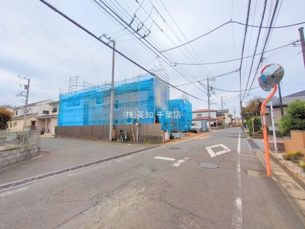 八千代市萱田町の新築一戸建(前面道路含む現地写真)