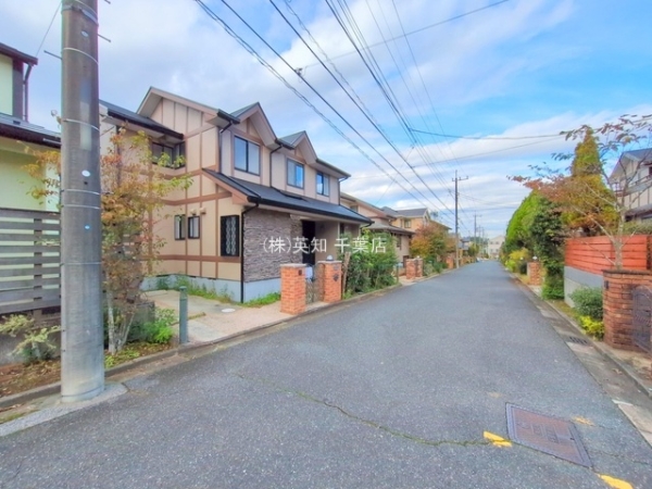 千葉市緑区あすみが丘9丁目の中古一戸建て(前面道路含む現地写真)