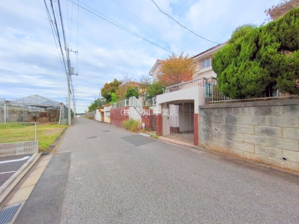 千葉市緑区あすみが丘4丁目の中古一戸建て(前面道路含む現地写真)