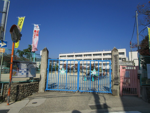 有楽箕面ハイツ3号棟(箕面市立箕面小学校)