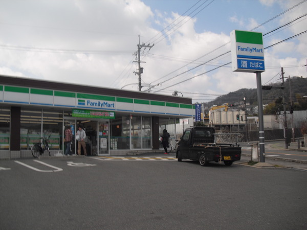 箕面市新稲４丁目の新築一戸建(ファミリーマート箕面新稲店)