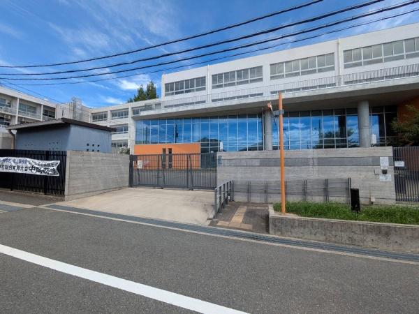 箕面市桜ケ丘１丁目の土地(第一中学校)