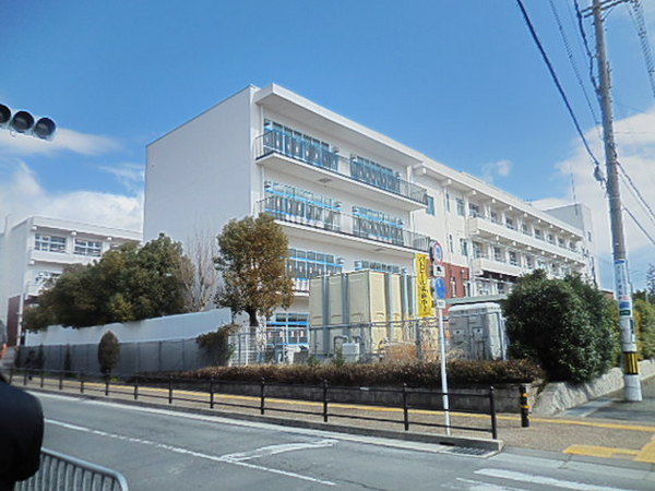 箕面市西小路３丁目の中古一戸建て(箕面市立中小学校)