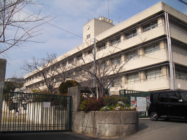 箕面如意谷住宅 19号棟(箕面市立萱野北小学校)