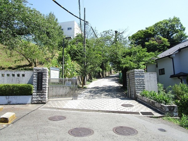 横浜市磯子区栗木2丁目の中古一戸建て(横浜市立浜中学校)