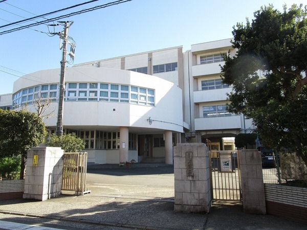 横浜市金沢区六浦５丁目の中古一戸建て(横浜市立六浦中学校)
