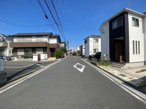 横浜市鶴見区上の宮2丁目の中古一戸建て(前面道路含む現地写真)