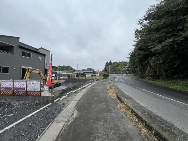 小美玉市小川第1HM1-2号棟 全洋室2階建 趣味の部屋付(前面道路含む現地写真)