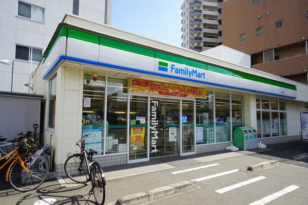 ファミール榴ヶ岡(ファミリーマート二十人町店)
