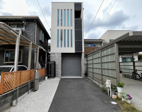 電動シャッターガレージ付き戸建　守山区守牧町
