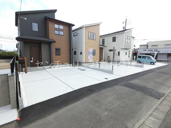 ブルーミングガーデン江南市村久野町寺東 1号棟(前面道路含む現地写真)
