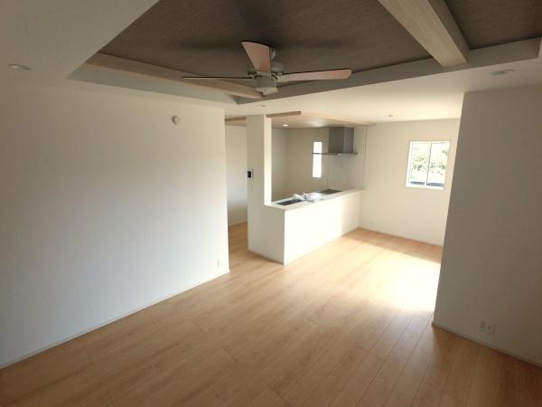 ブルーミングガーデン江南市村久野町寺東 1号棟(リビング)
