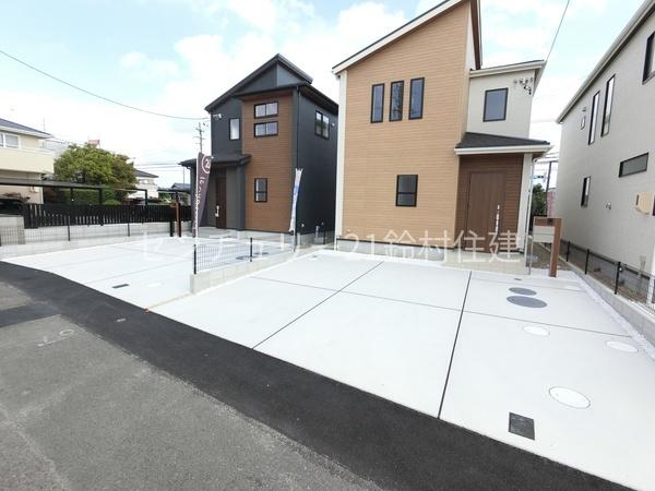 ブルーミングガーデン江南市村久野町寺東 2号棟(前面道路含む現地写真)