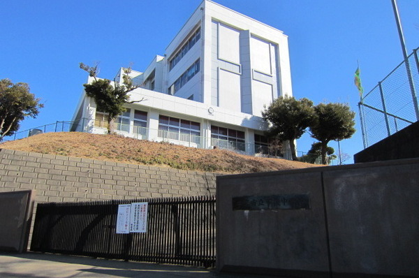 牛久市下根町の中古一戸建て(牛久市立下根中学校)