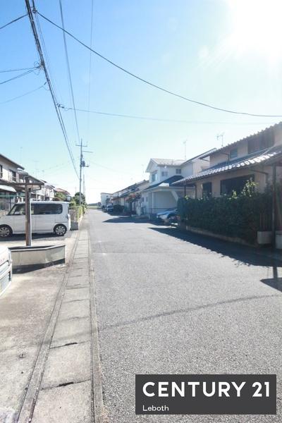 邑楽郡大泉町朝日5丁目の中古一戸建て(前面道路含む現地写真)