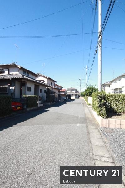 邑楽郡大泉町朝日5丁目の中古一戸建て(前面道路含む現地写真)