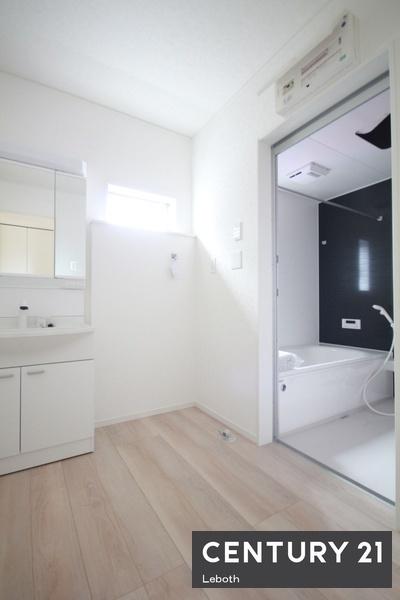 アーネストワン　邑楽町中野第4　4号棟