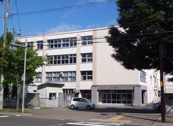 ロジェ真駒内(札幌市立真駒内中学校)