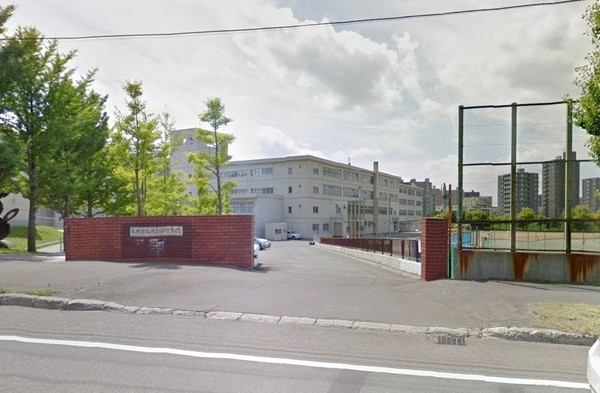 ロイヤルコート大谷地ステーション(札幌市立厚別南中学校)