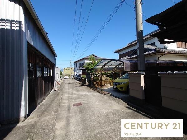 岩出市船戸の中古一戸建て(前面道路含む現地写真)