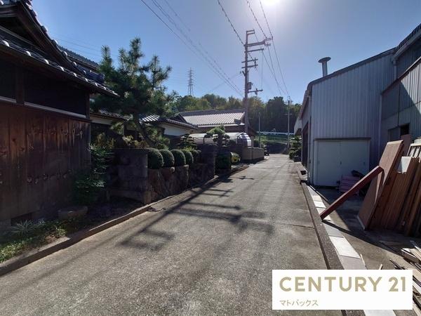 岩出市船戸の中古一戸建て(前面道路含む現地写真)