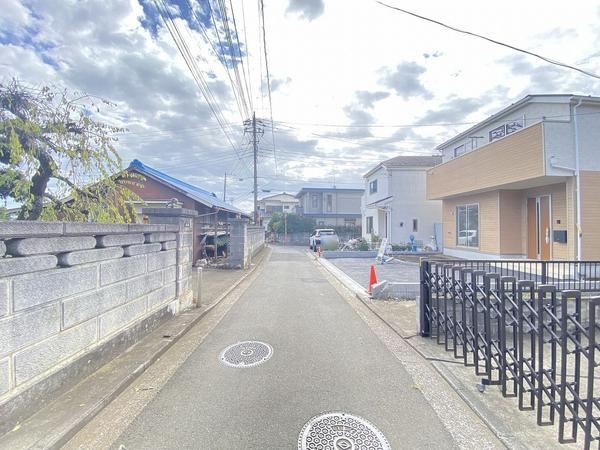 横浜市泉区上飯田町 新築戸建(前面道路含む現地写真)