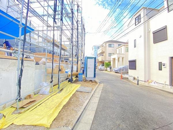 横浜市戸塚区上矢部町 新築戸建 全3棟 1号棟(前面道路含む現地写真)