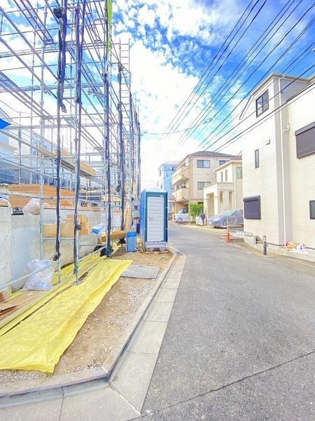 横浜市戸塚区上矢部町 新築戸建 全3棟 1号棟(前面道路含む現地写真)