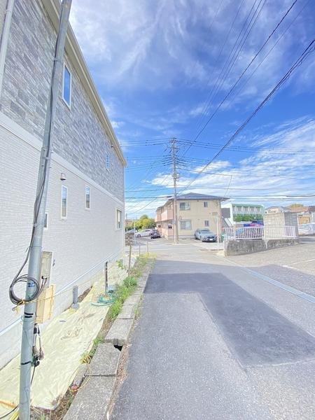 横浜市戸塚区下倉田町 新築戸建(前面道路含む現地写真)