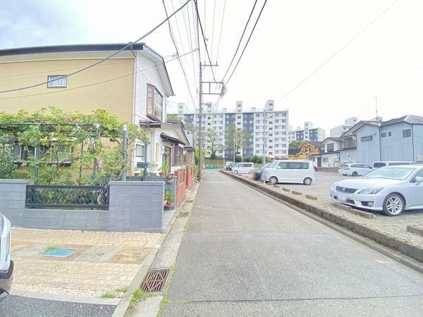 横浜市泉区下和泉1丁目の中古一戸建て(前面道路含む現地写真)