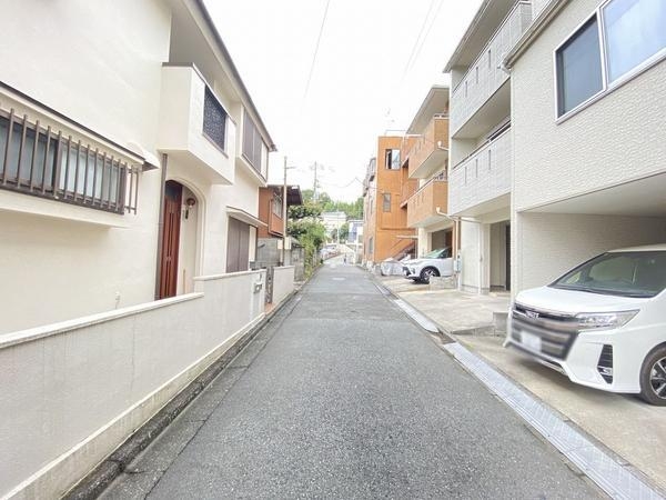 横浜市戸塚区下倉田町の中古一戸建て(前面道路含む現地写真)