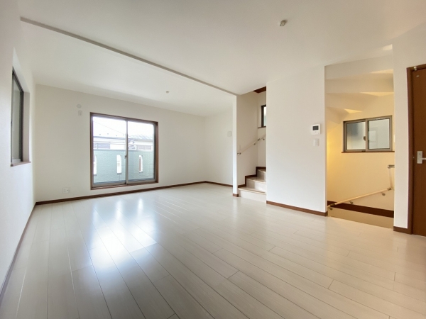横浜市戸塚区下倉田町の中古一戸建て(リビング)