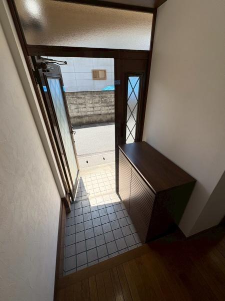 京都市伏見区南尼崎町の中古一戸建て(玄関)